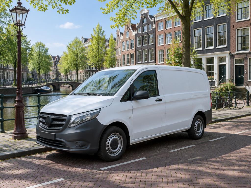 Witte bedrijfsbus in een Nederlandse straat